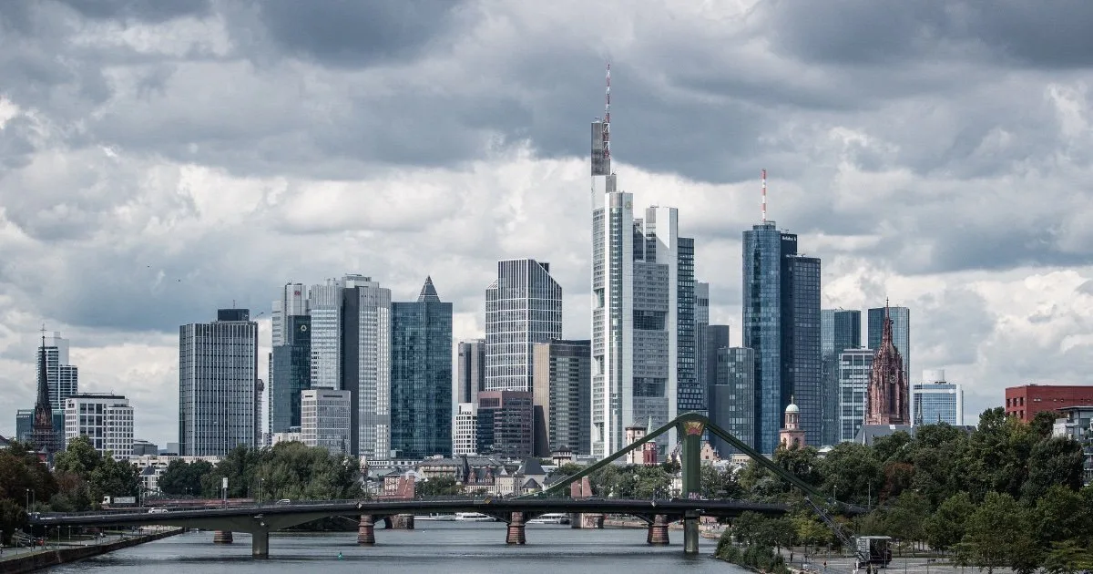 Frankfurter Skyline mit Main und Brücke – Eigentumswohnung kaufen in Frankfurt am Main