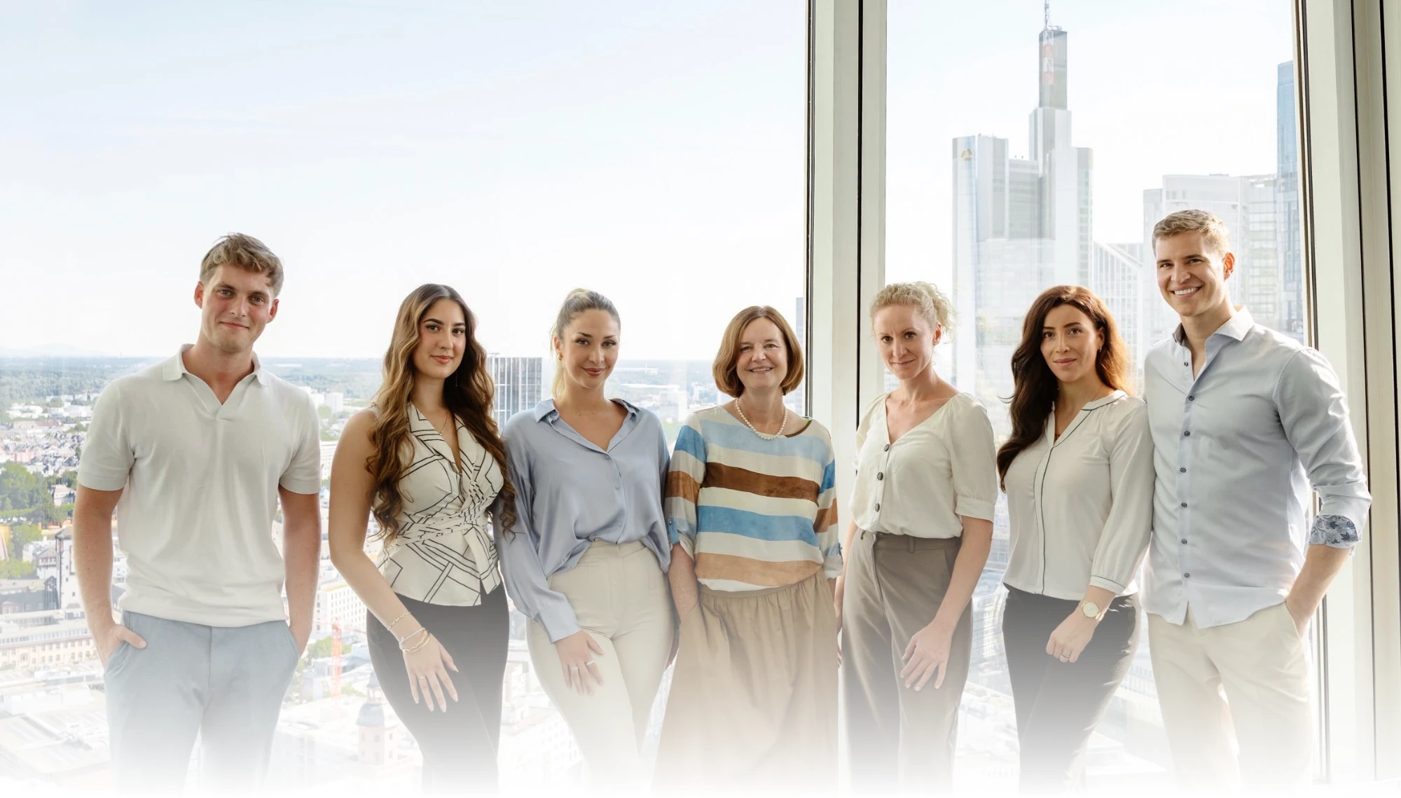Das Team von Panthera Immobilien vor der Frankfurter Skyline - Ihr Immobilienmakler in Frankfurt am Main
